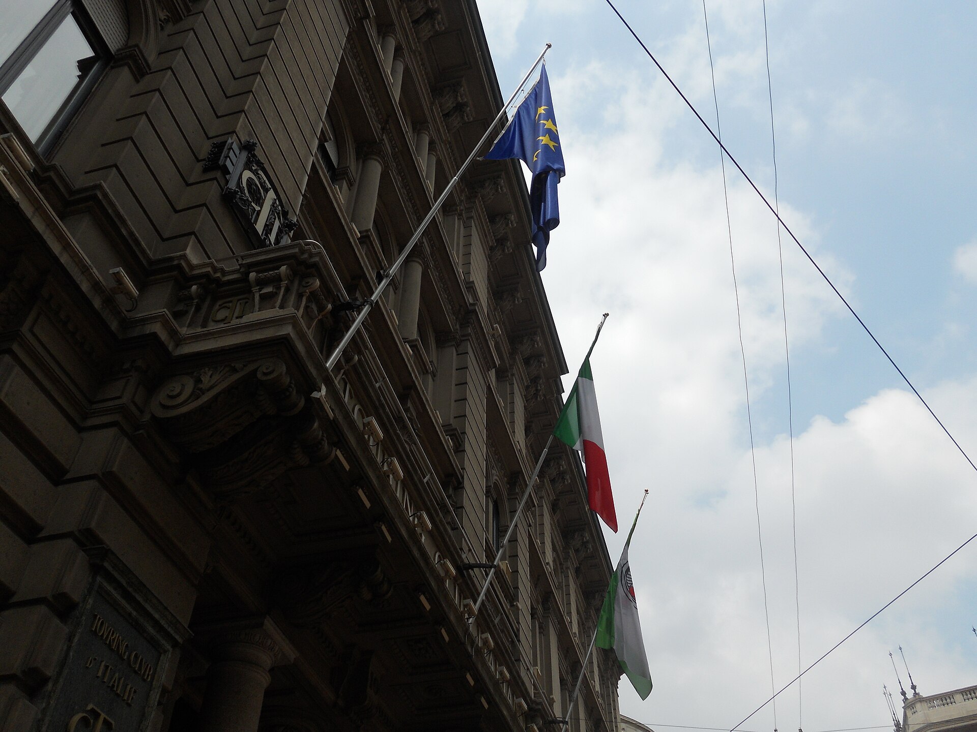 Carburanti: prorogato taglio accise, sostegno immediato a italiani